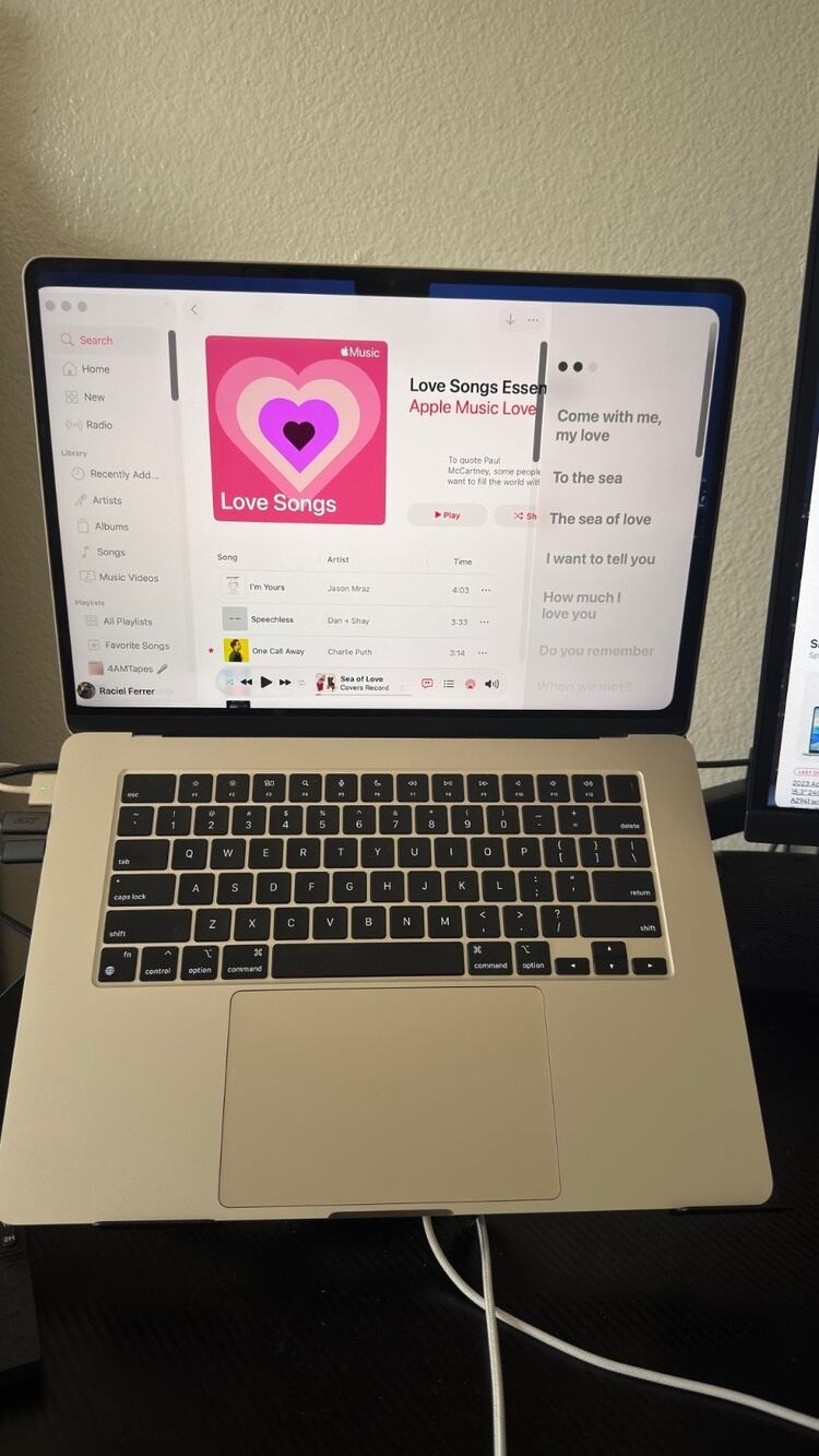 Apple MacBook Air 15in M3 2024 256GB 8GB Ram Starligh Excellent
